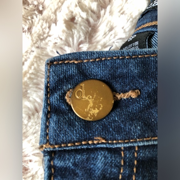 d. jeans Dark Denim with Button Detail Cropped Jeans - Picture 6 of 6